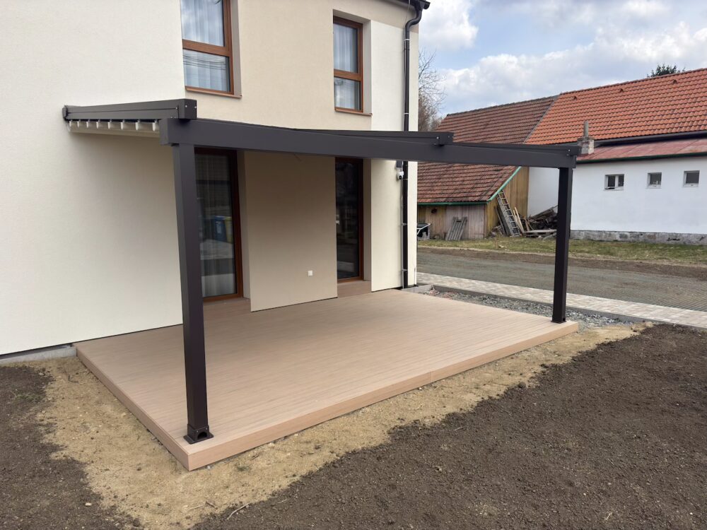 Pohled na hotovou terasu Authentic Teak s pergolou 6x3,5 m