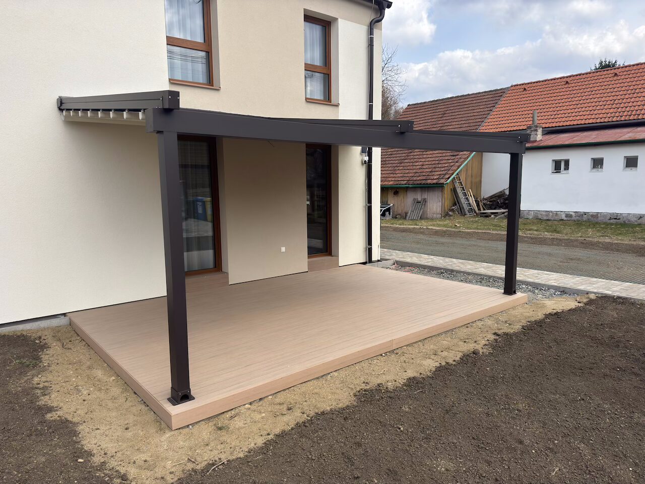 Pohled na hotovou terasu Authentic Teak s pergolou 6x3,5 m