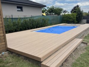 Celkový pohled na dokončenou terasu Authentic Teak v Měšicích