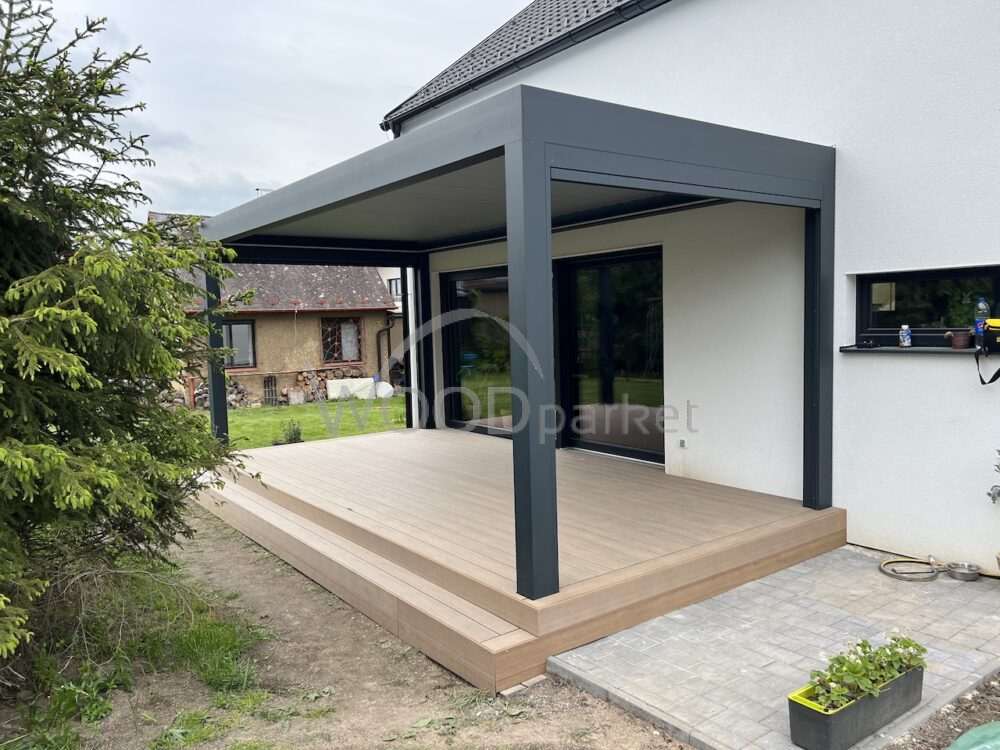 WPC terasa Authentic Teak pod bioklimatickou pergolou