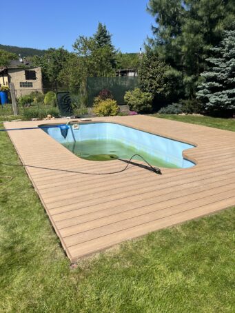 Realizace terasy kolem bazénu, prkna Authentic Teak, Beroun
