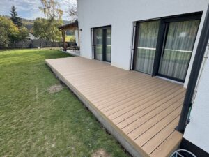 Pohled na dokončenou terasu WPC Rustic Cedar v Krabčicích před domem.