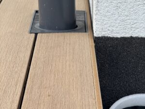 Detail materiálu Rustic Cedar v exteriéru.
